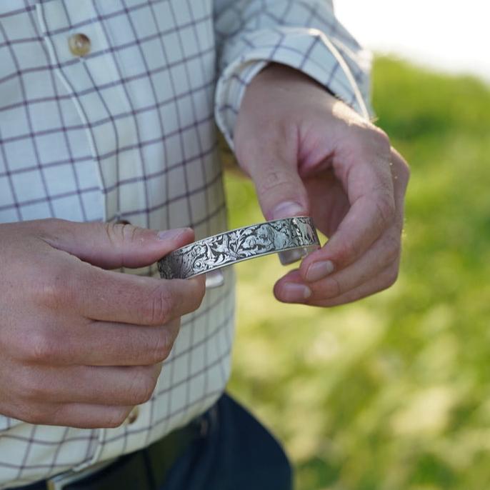 Large gun engraving of hunting dogs on sterling silver bracelet bangle by Ken Hunt, ideal shooting gift. 
