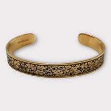 Laden Sie das Bild in den Galerie-Viewer, Engraved gold vermeil bangle bracelet filled with oak leaves in gun engraving style from Ken Hunt 